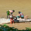 Shuar Familie - beim Waschen am Fluss